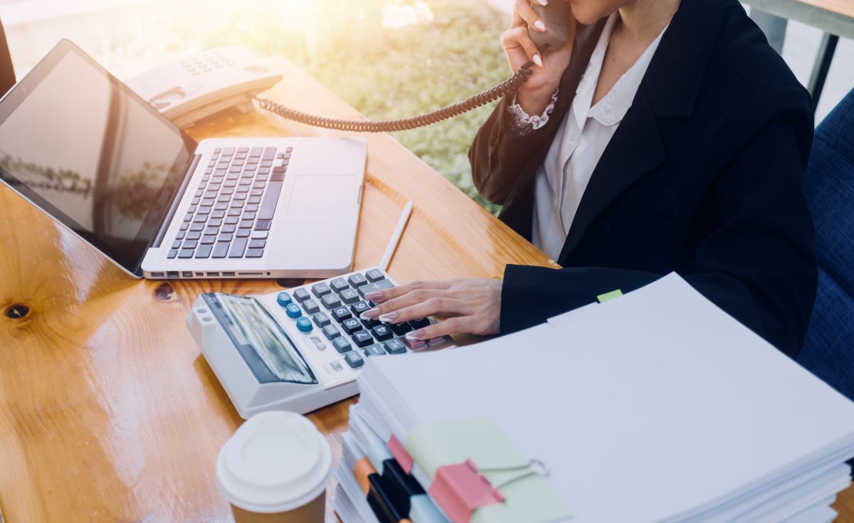 businesswoman-or-accountant-working-financial-investment