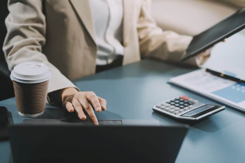 businesswoman-using-laptop