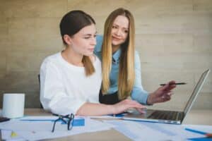 businesswomen-with-laptop