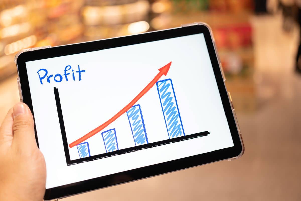 using-tablet-to-see-business-growth-predication-graph