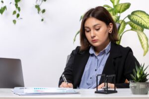 businesswoman-working-with-laptop