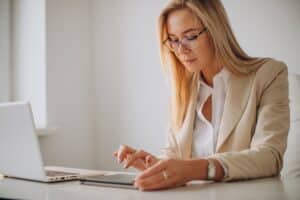 young-business-woman-working-computer-office