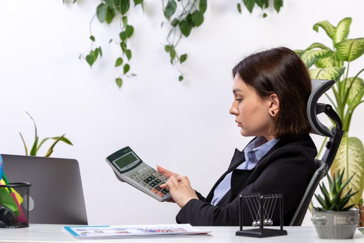 businesswoman-working-with-calculator